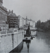 Dostavba budovy – pohled z mostu Legií